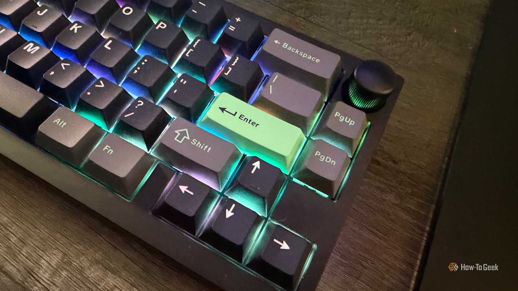 The volume dial and mint-accented keycaps on the right side on the Lemokey P2 HE.