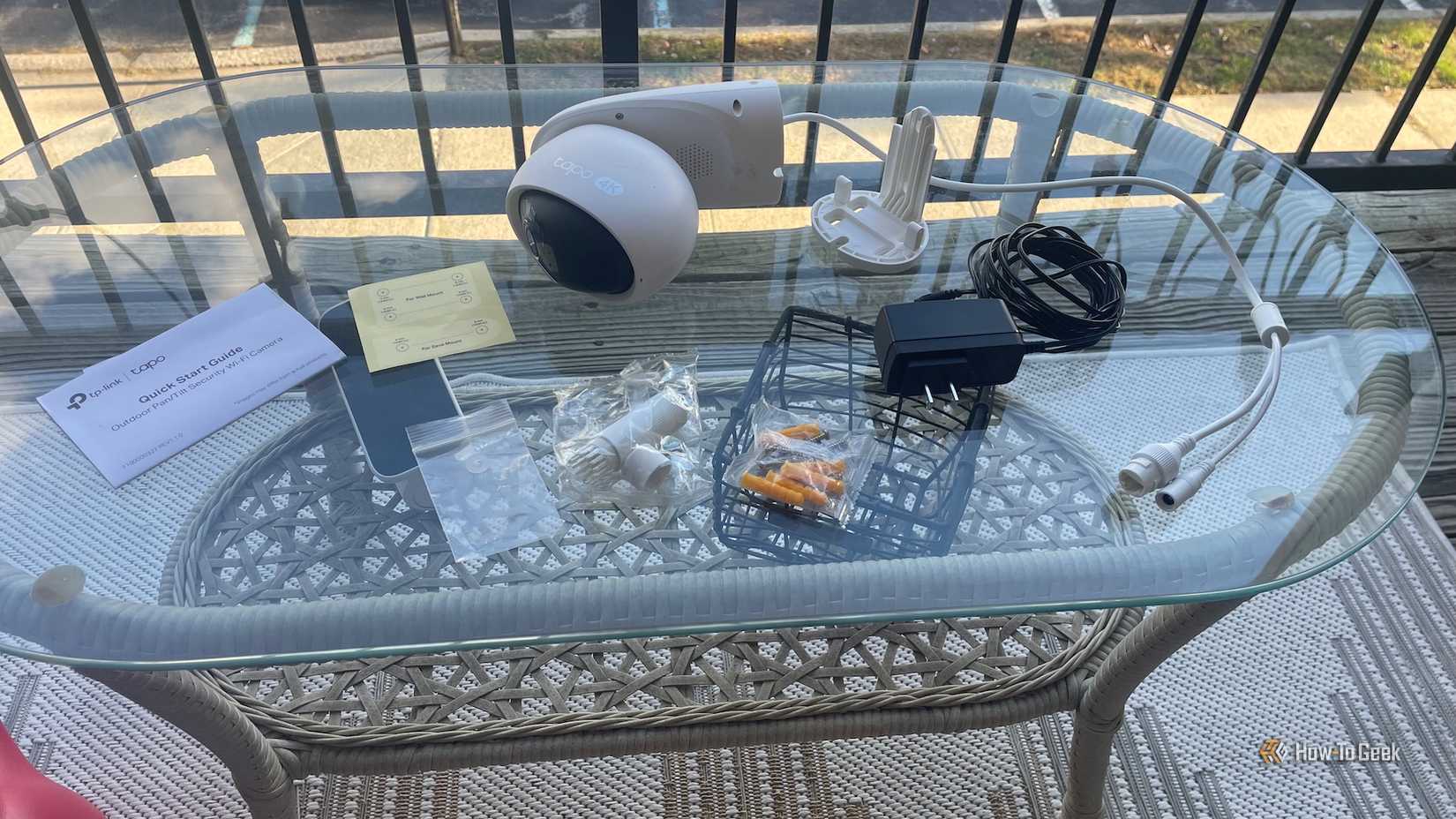 The box contents of the Tapo C560WS.