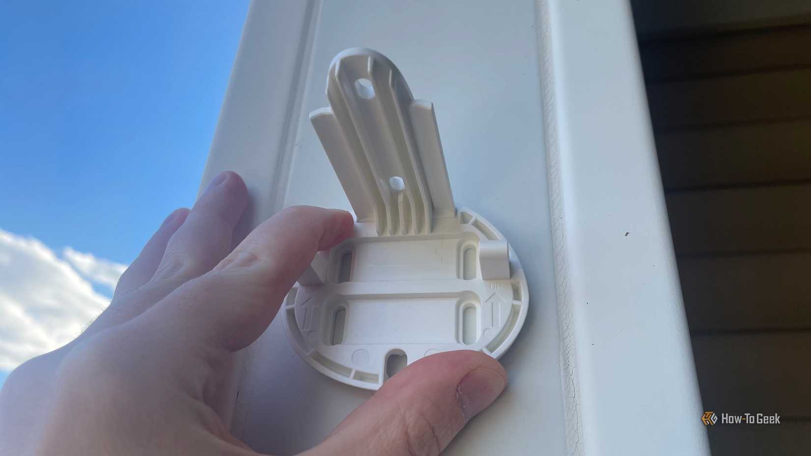 The mounting bracket for the Tapo C560WS.