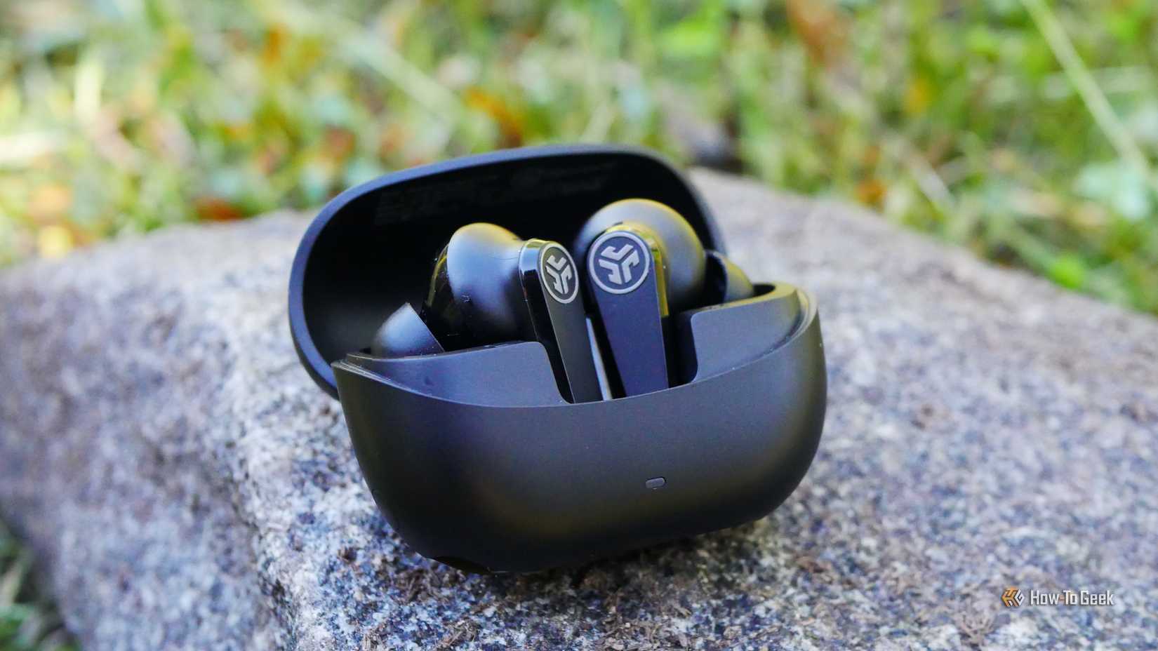 Почему наушники AirPods больше не являются лучшим выбором на рынке Беспроводные наушники JLab GO Pods ANC в зарядном кейсе
