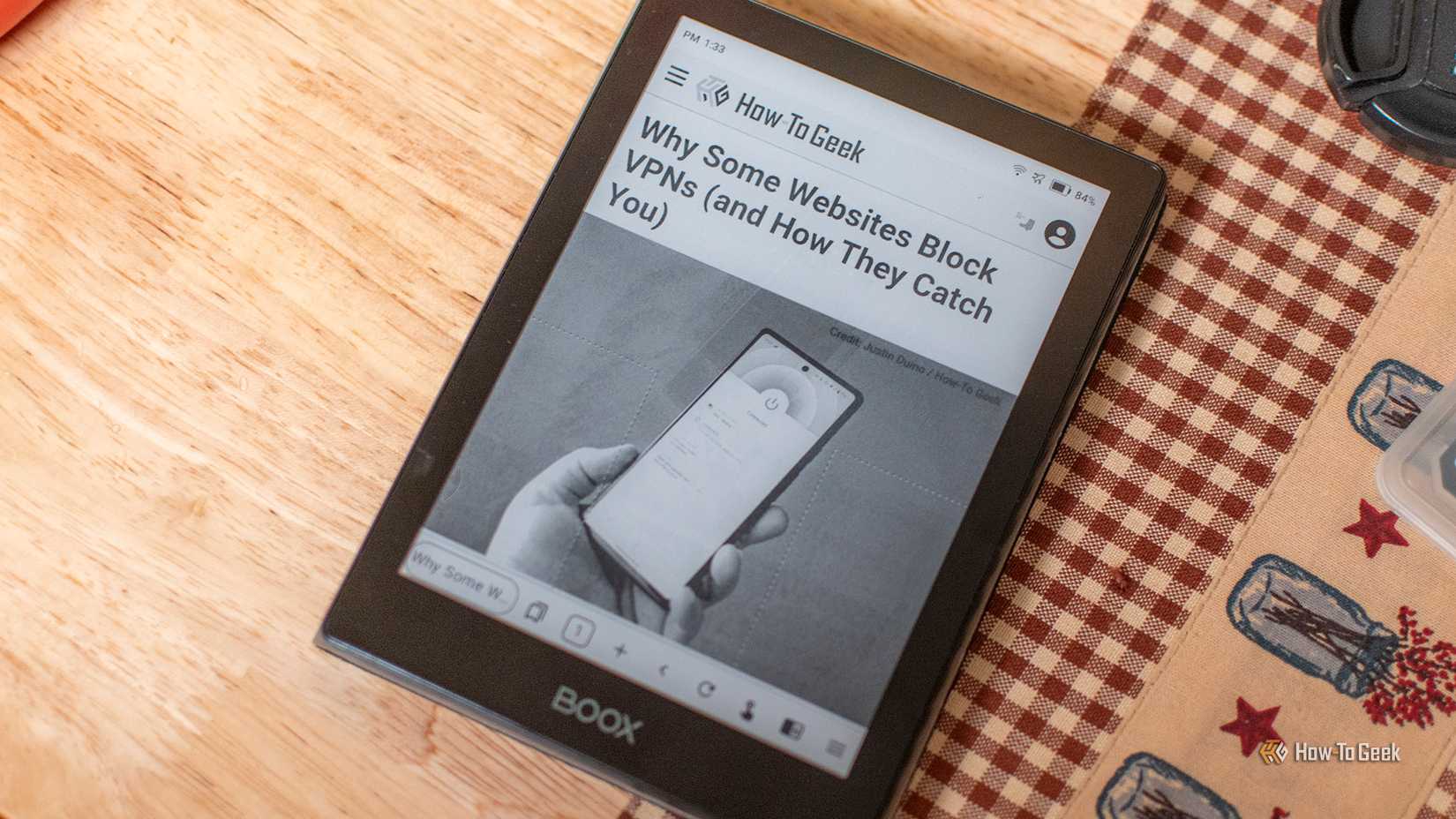 Reading the How To Geek website on a BOOX Poke 5 eReader.
