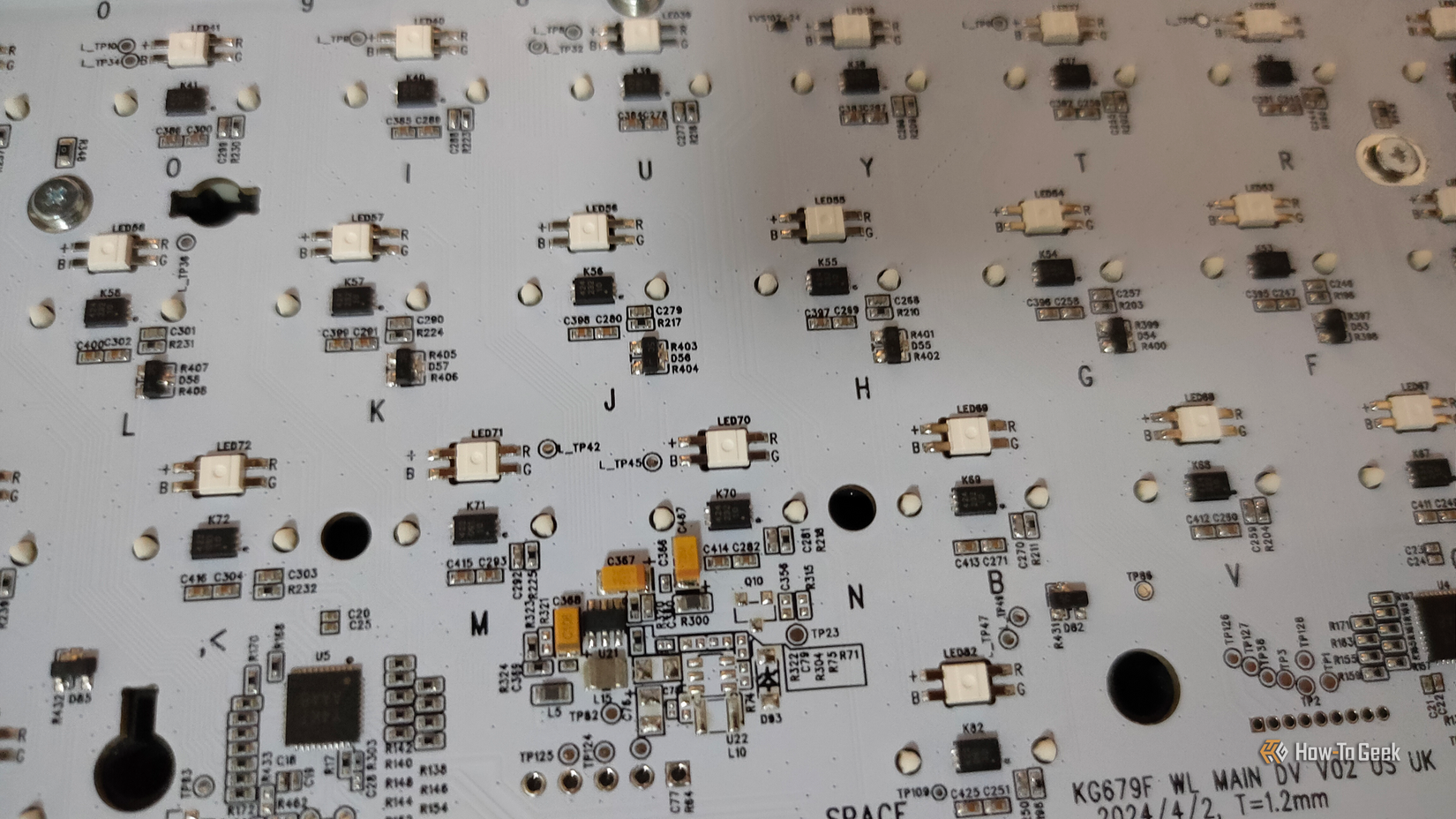 A parte traseira de um teclado de efeito Hall com circuitos e sensores de efeito Hall.
