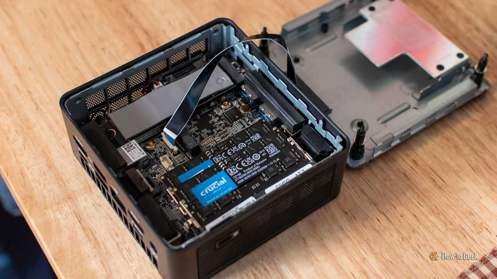 O Geekom It15 abriu para revelar sua placa -mãe.