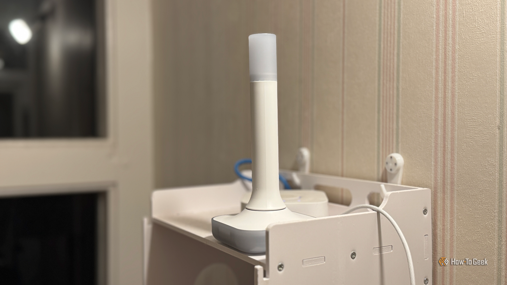 Um Home Assistant Connect ZBT-2 em uma prateleira.