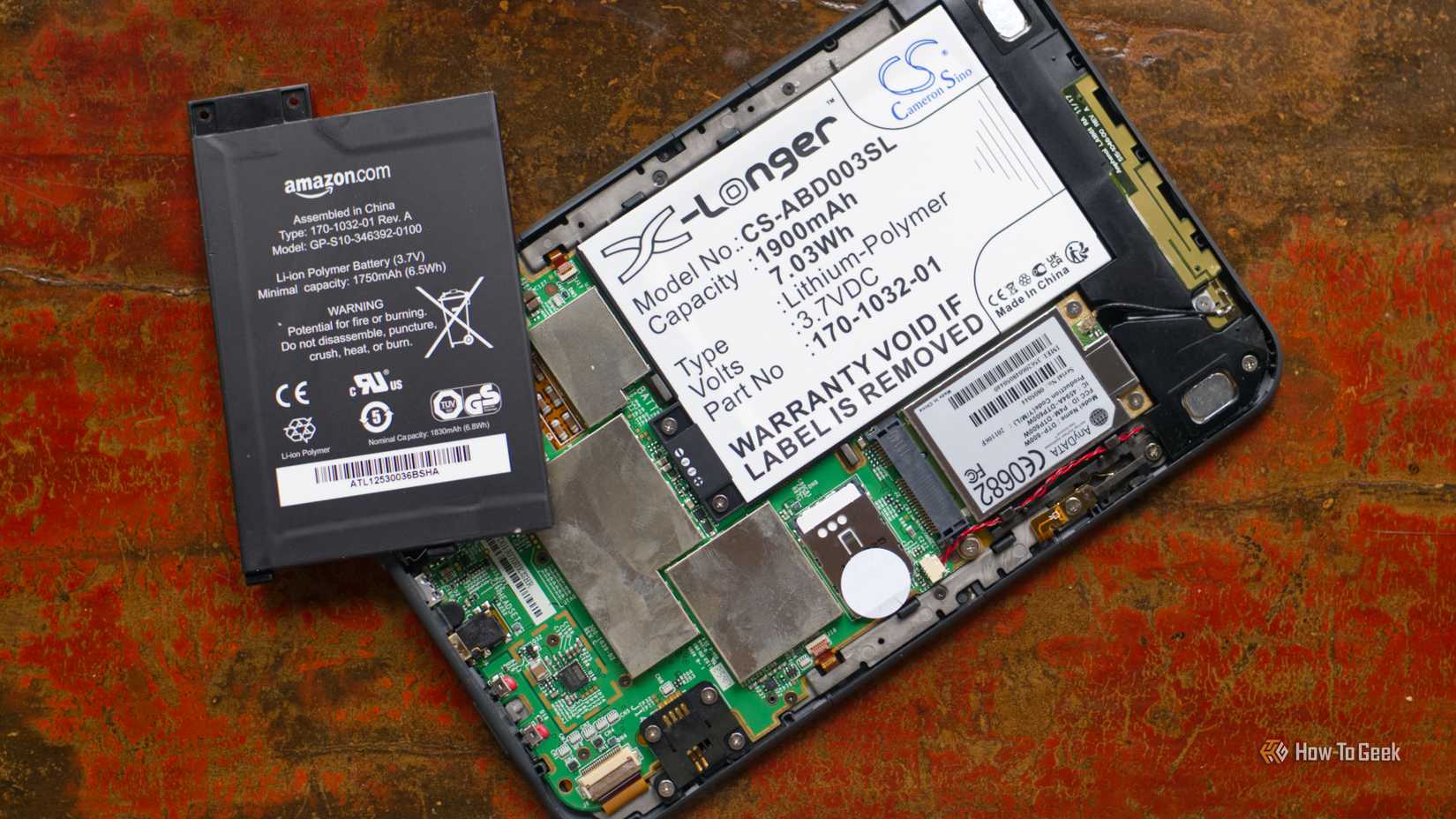 Um eReader Kindle de terceira geração após uma troca de bateria bem-sucedida.