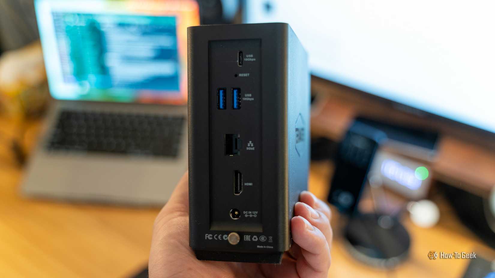 As portas na parte traseira do NAS SSD TerraMaster F4, mostrando o conector Ethernet de 5 Gb/s, saída HDMI e portas USB.