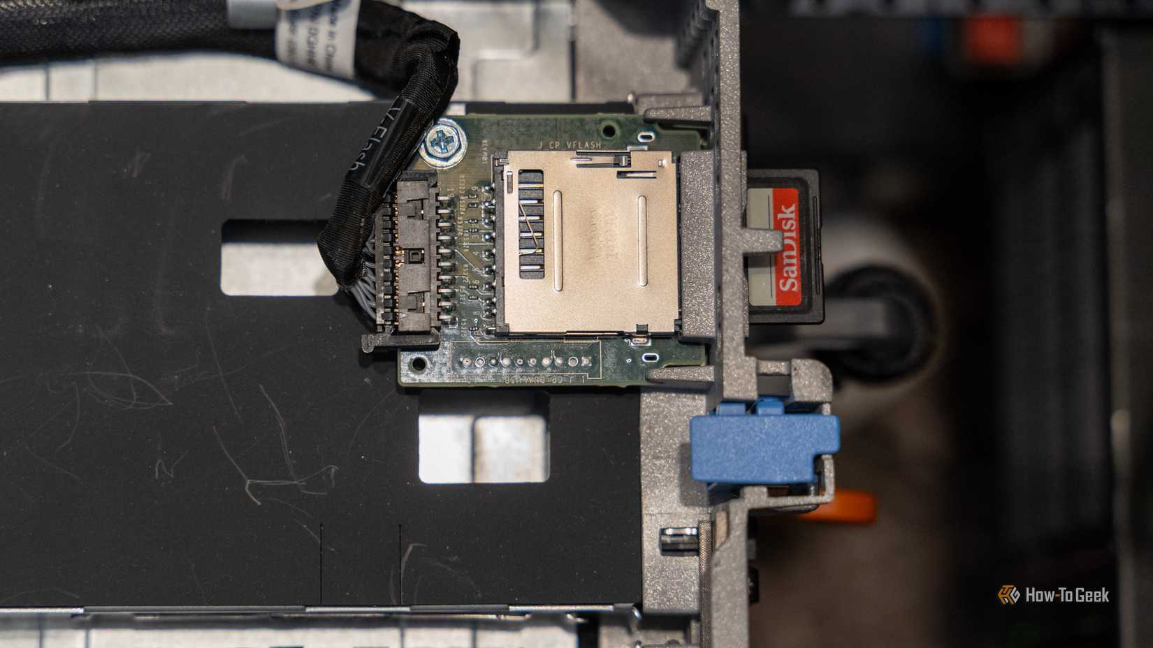 Um cartão SD instalado na parte traseira de um compartimento de expansão de servidor Dell R720 montado em rack.