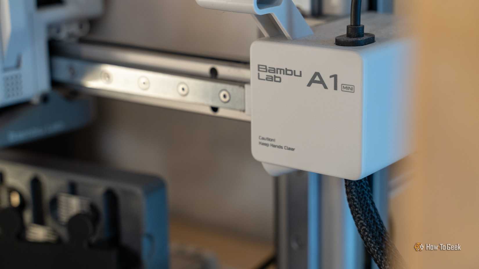El mini logo de Bambu Labs A1 en el eje Z de la impresora 3D.