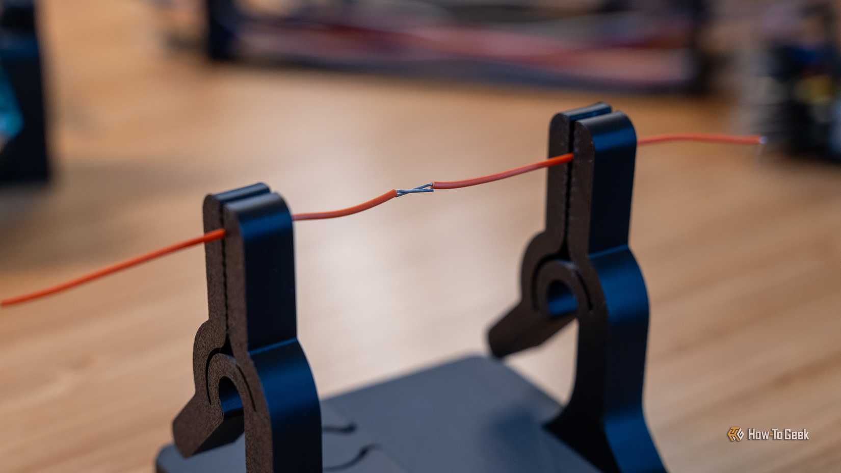 Um suporte de fio impresso em 3D para soldagem que segura dois fios.