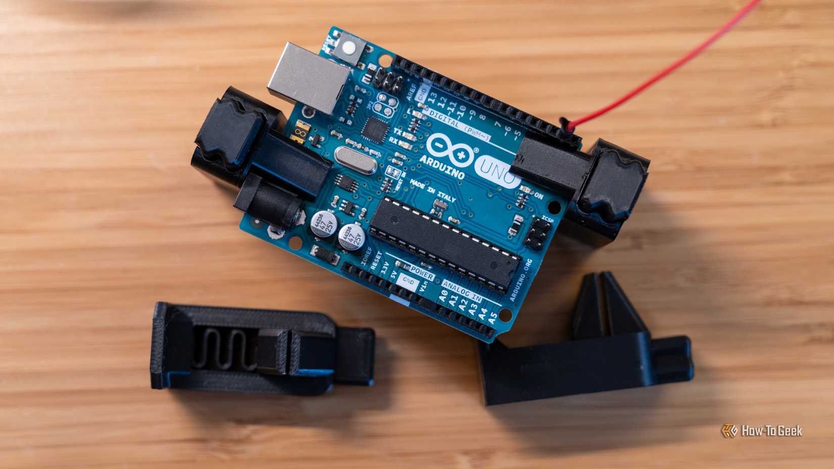 Um suporte de PCB impresso em 3D segurando um Arduino UNO R3.