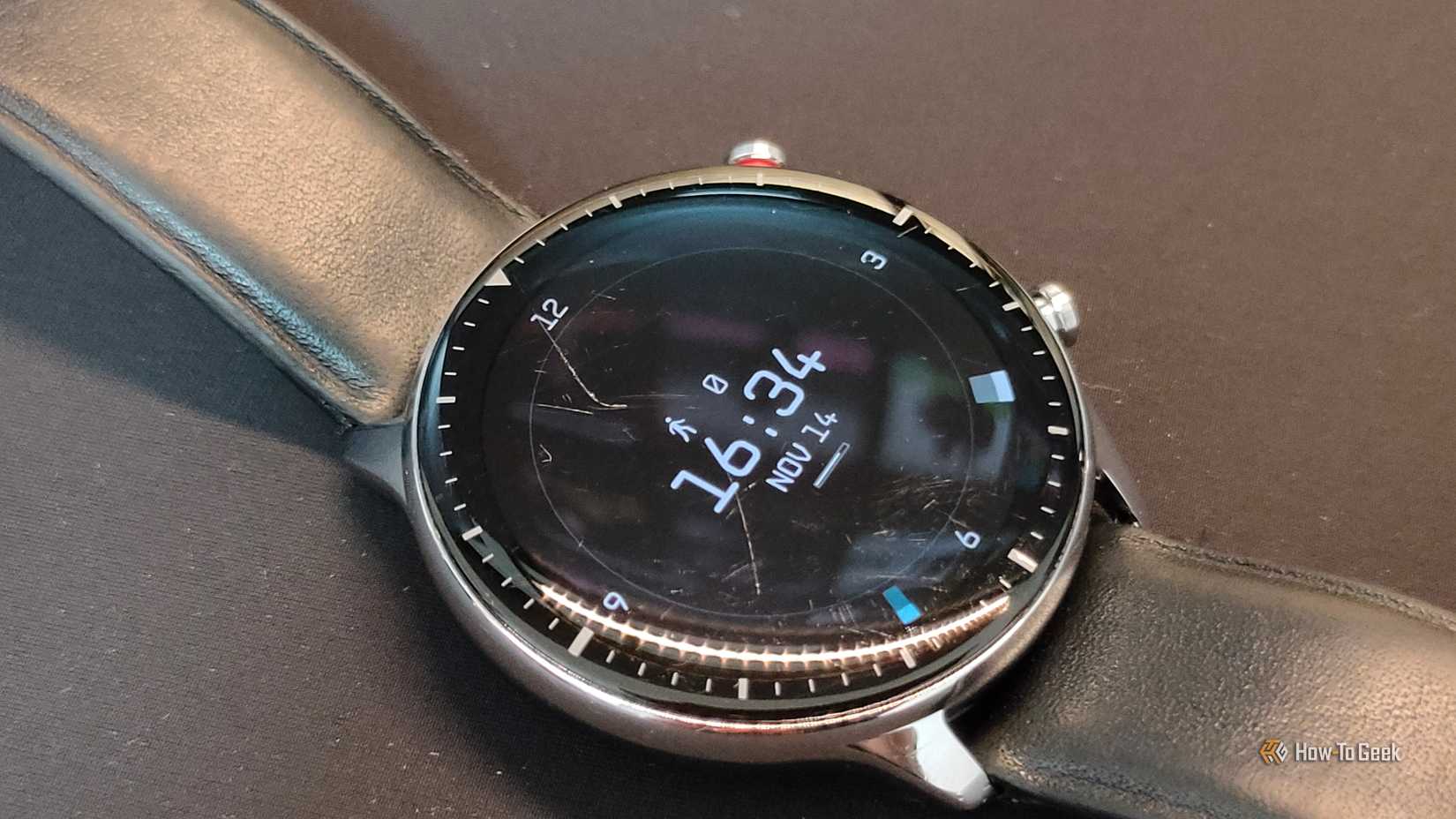 Um close de uma tela arranhada de um smartwatch.