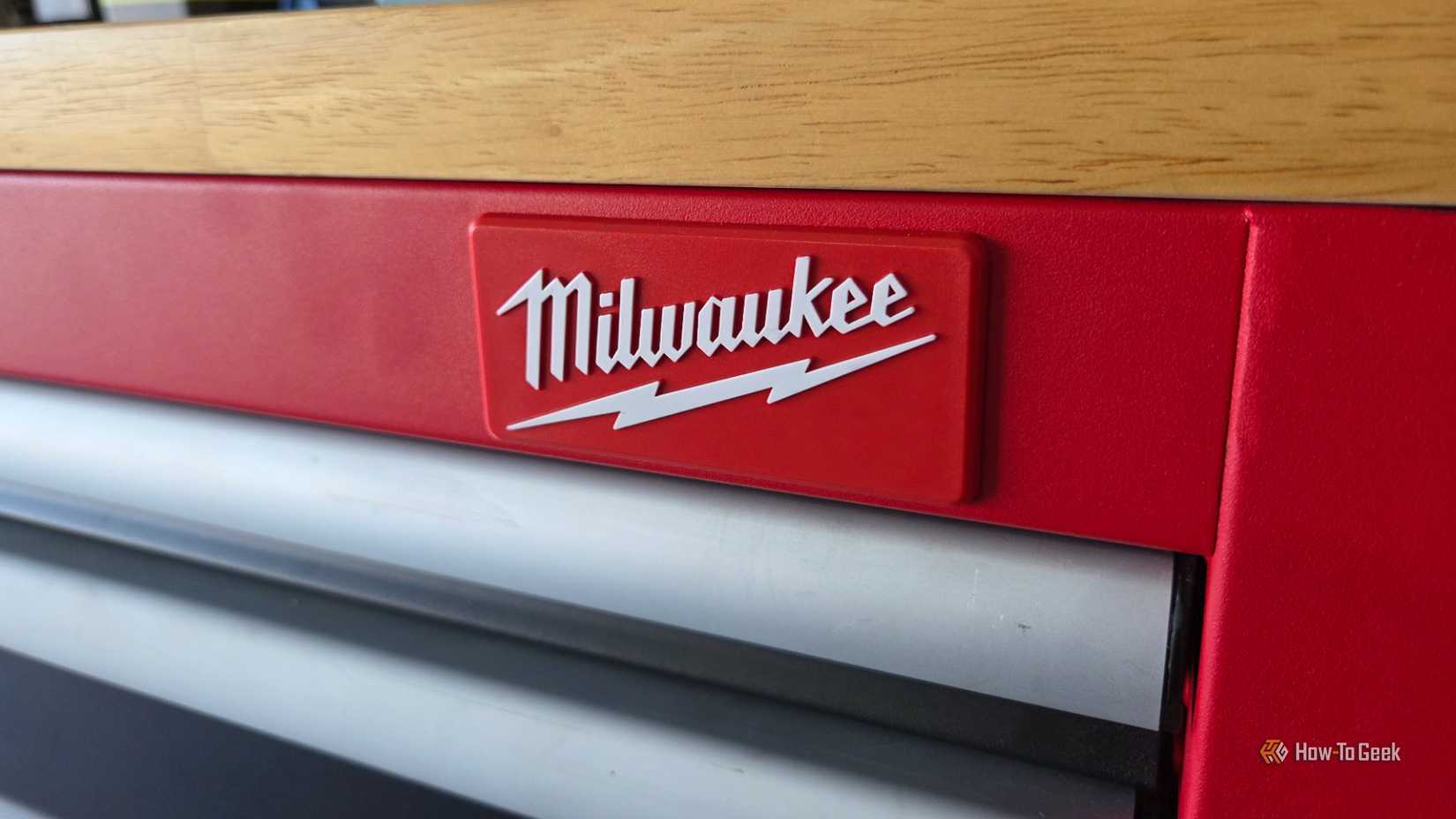 মিলওয়াকি টুল বক্স এবং লোগো