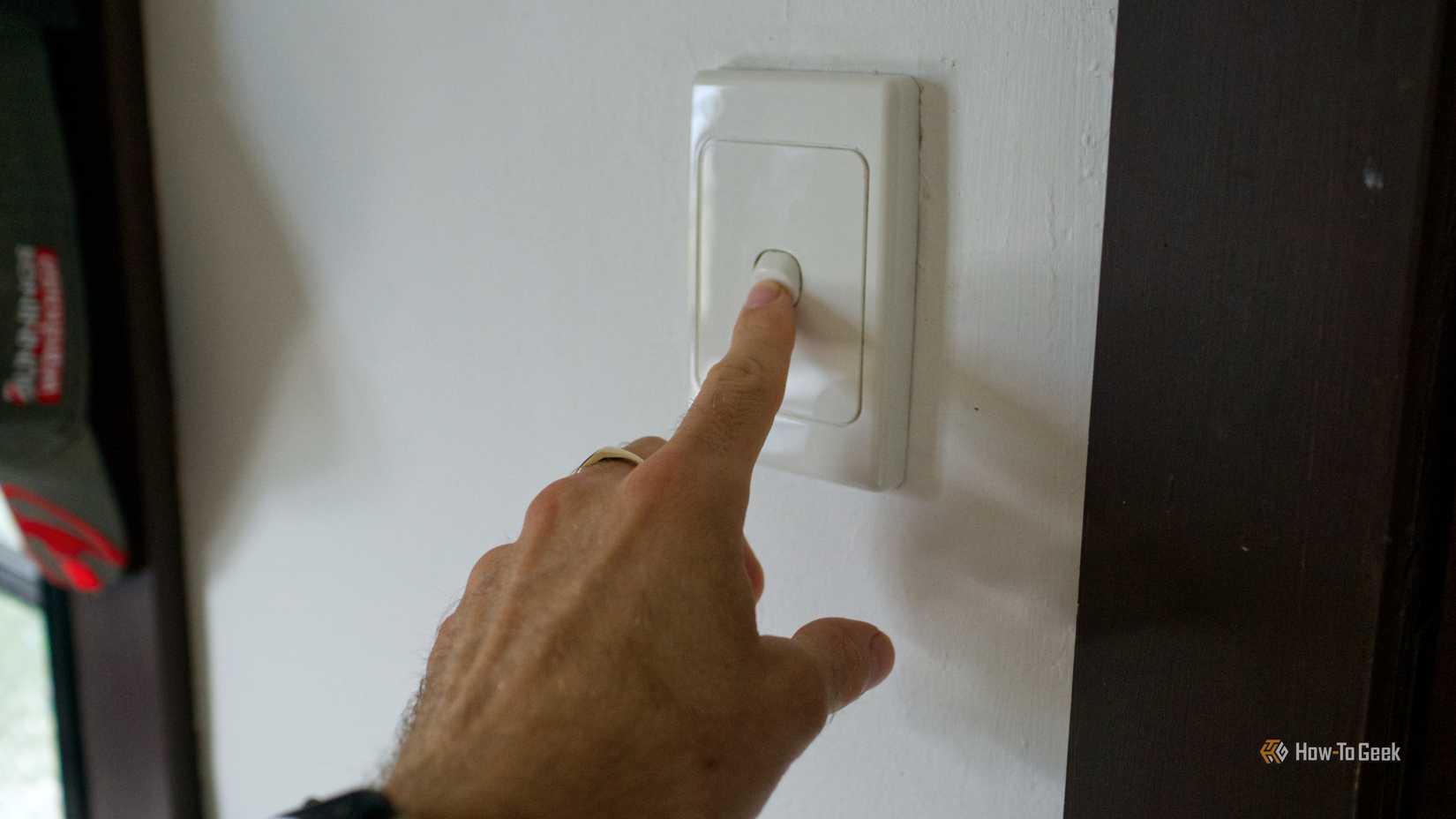 Nhấn công tắc đèn truyền thống để bật bóng đèn thông minh.