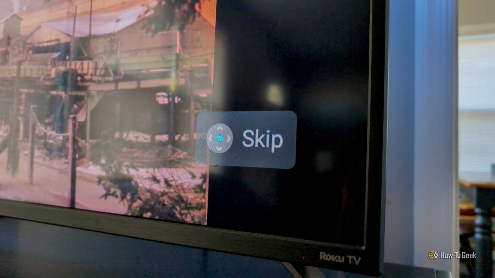 El botón Saltar en la pantalla de un televisor Roku.