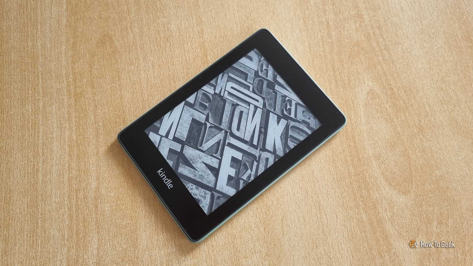 Un Kindle Paperwhite sobre una mesa. 