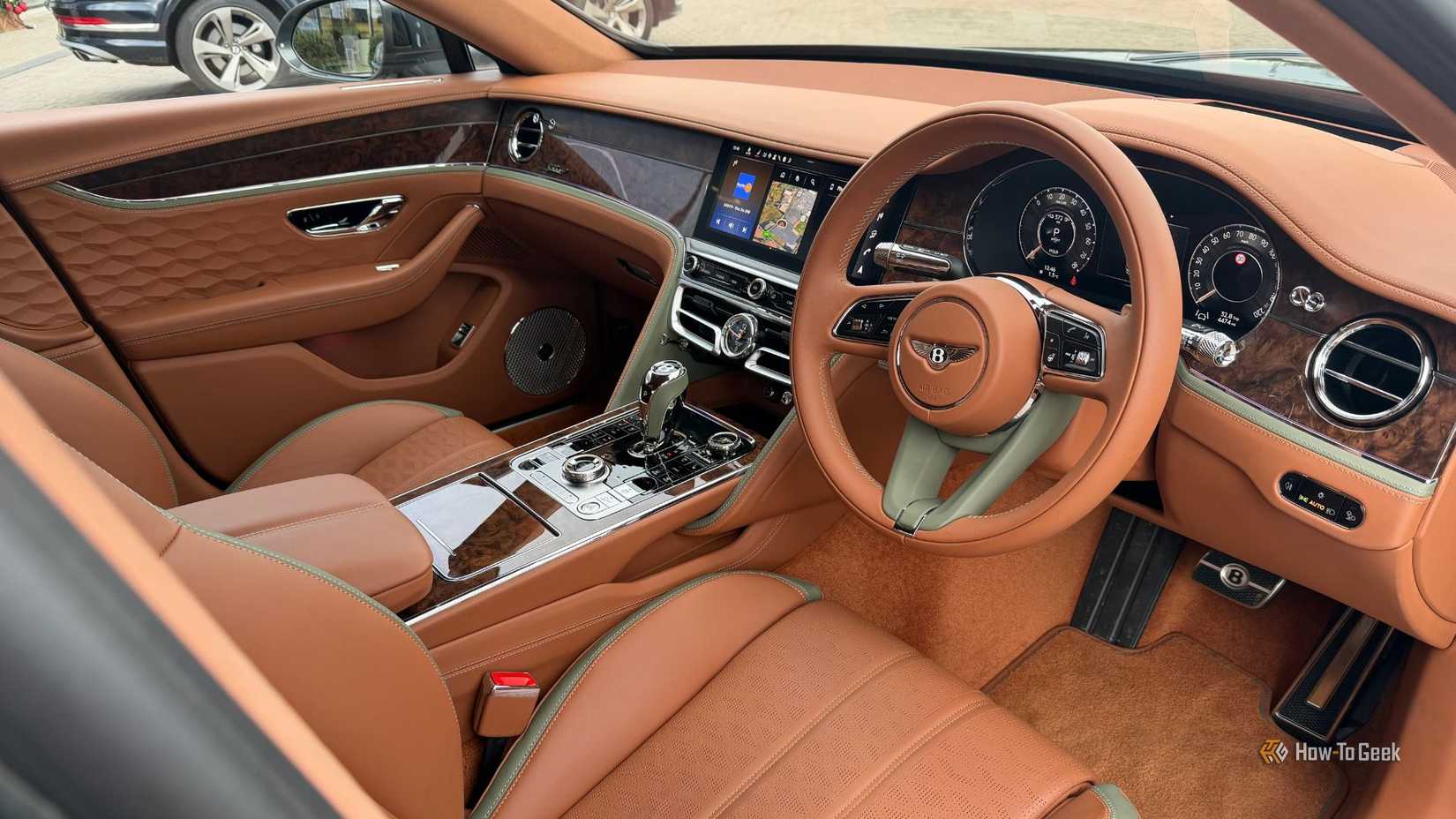 Снимок внутри салона Bentley Flying Spur Speed ​​2026 года выпуска, демонстрирующий коричневый кожаный салон.