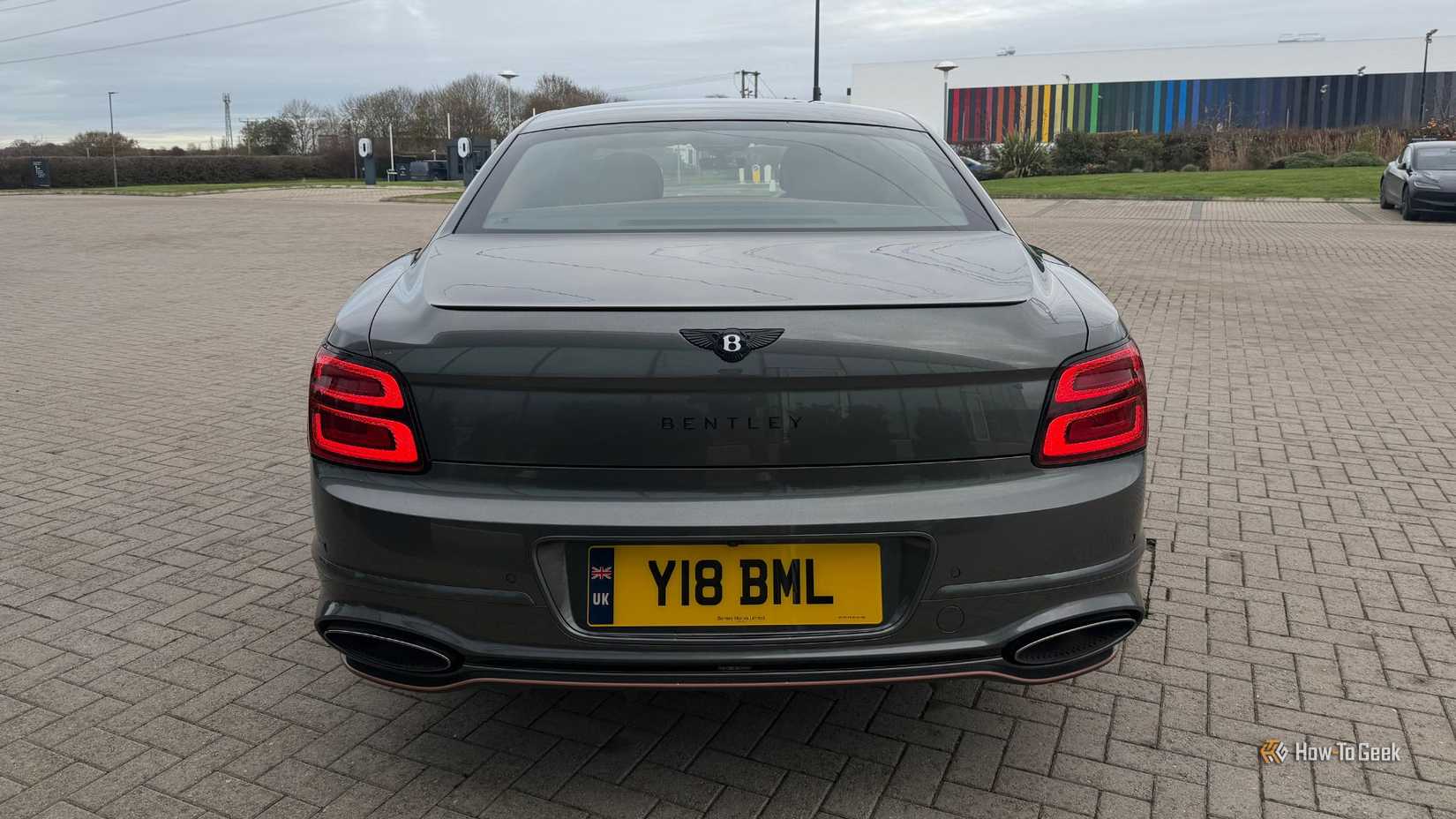 Статичный снимок задней части серого Bentley Flying Spur Speed ​​2026 года выпуска.