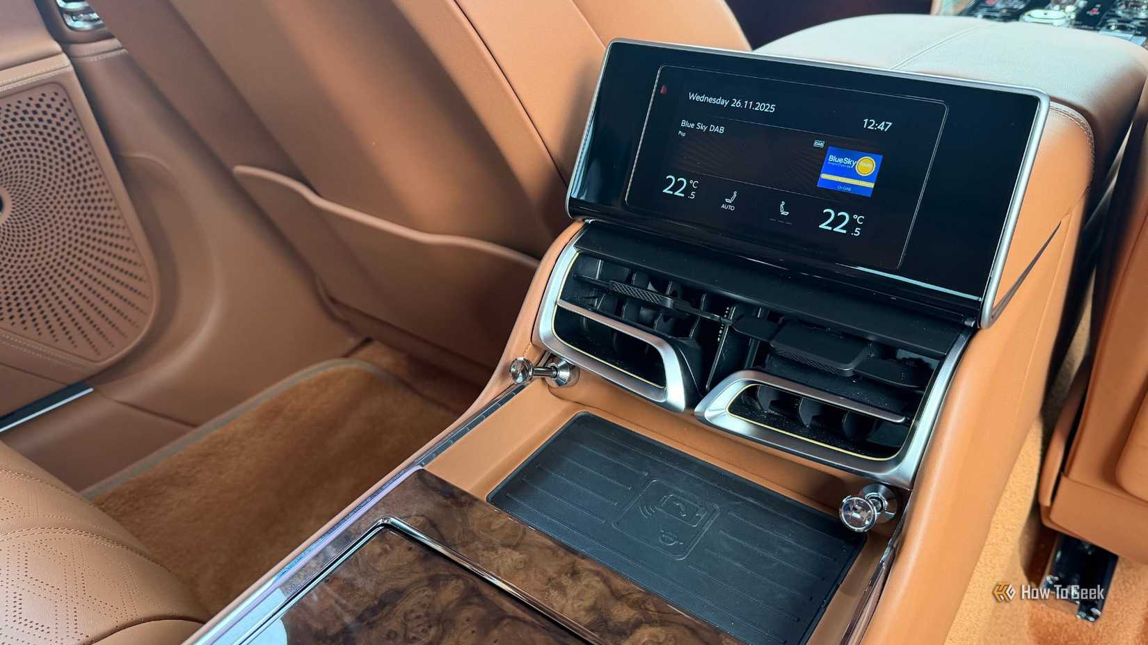 Крупным планом органы управления на заднем сиденье Bentley Flying Spur Speed ​​2026 года выпуска.