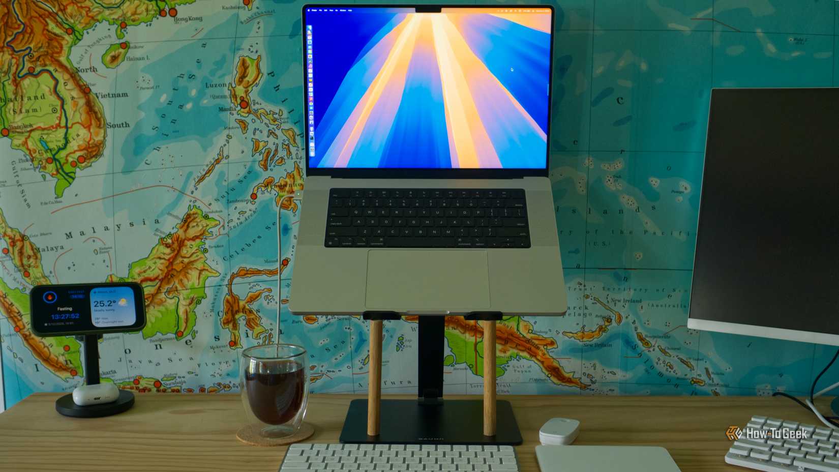 Um suporte para laptop barato com uma solução DIY barata.