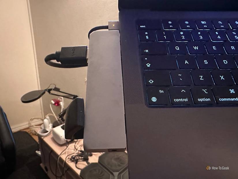 Un Hyperdrive conectado al lado izquierdo de una MacBook Pro.