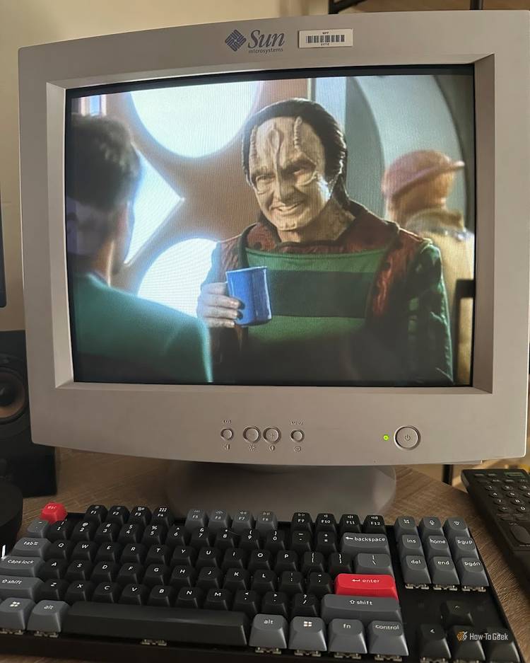 Un teclado mecánico frente a un monitor CRT con un programa de televisión de Star Trek reproduciéndose.