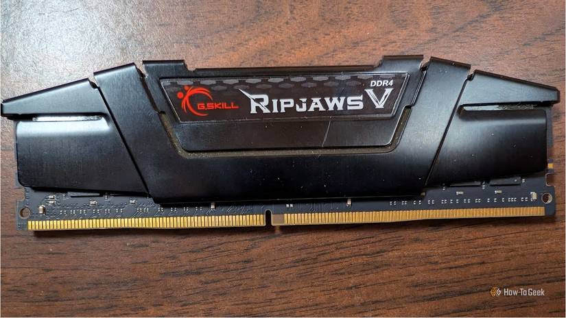 Una unidad DDR4 dispuesta para mostrar los pines claramente.