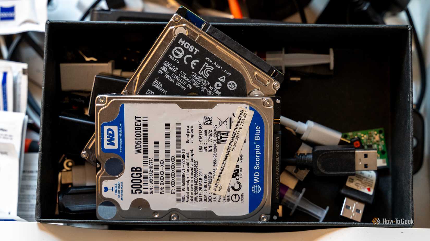 Жёсткие диски WD Blue и HGST в ящике с техникой.
