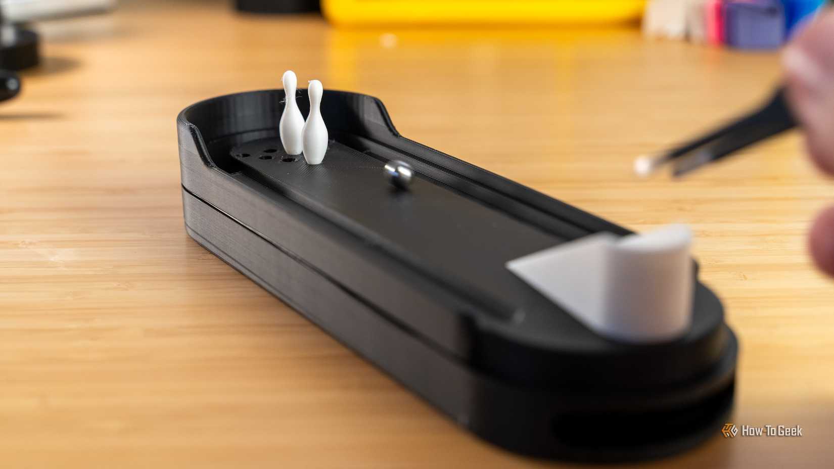 Wydrukowana w 3D minigra w kręgle, w której gracz toczy po torze kulkę ze stali nierdzewnej z łożyskiem.