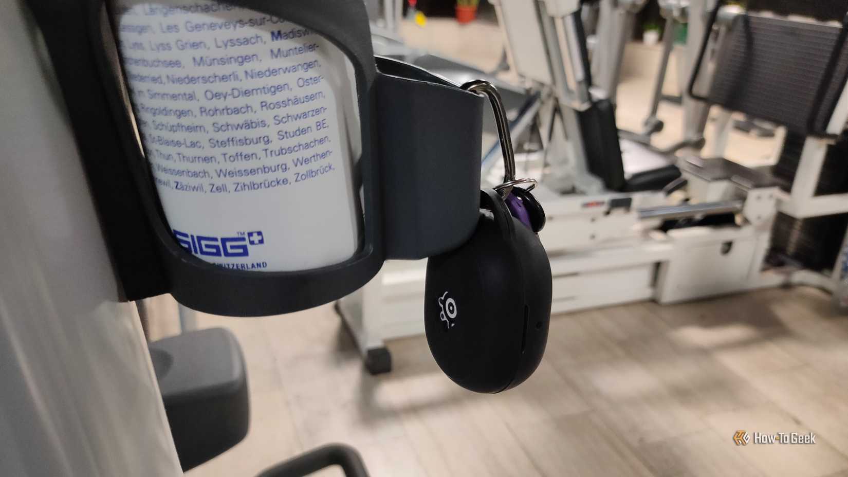 একজোড়া স্টিলসিরিজ আর্কটিক গেমবাড একটি জিম মেশিনে ঝুলছে।