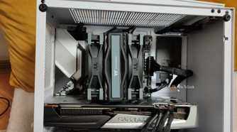 A white gaing PC with an AIo cooler and no case fans.