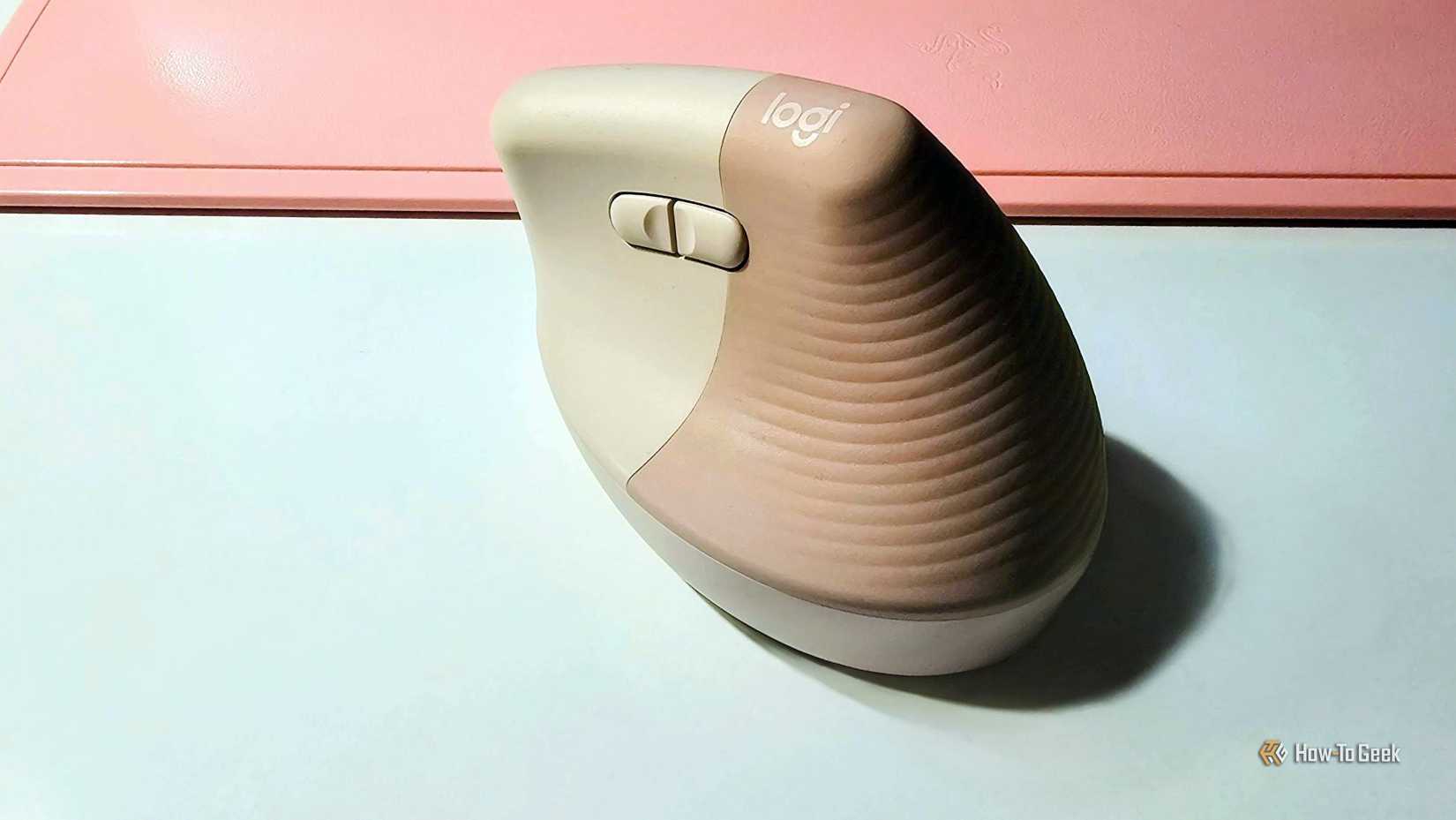 O mouse Logitech Lift Vertical visto de lado.