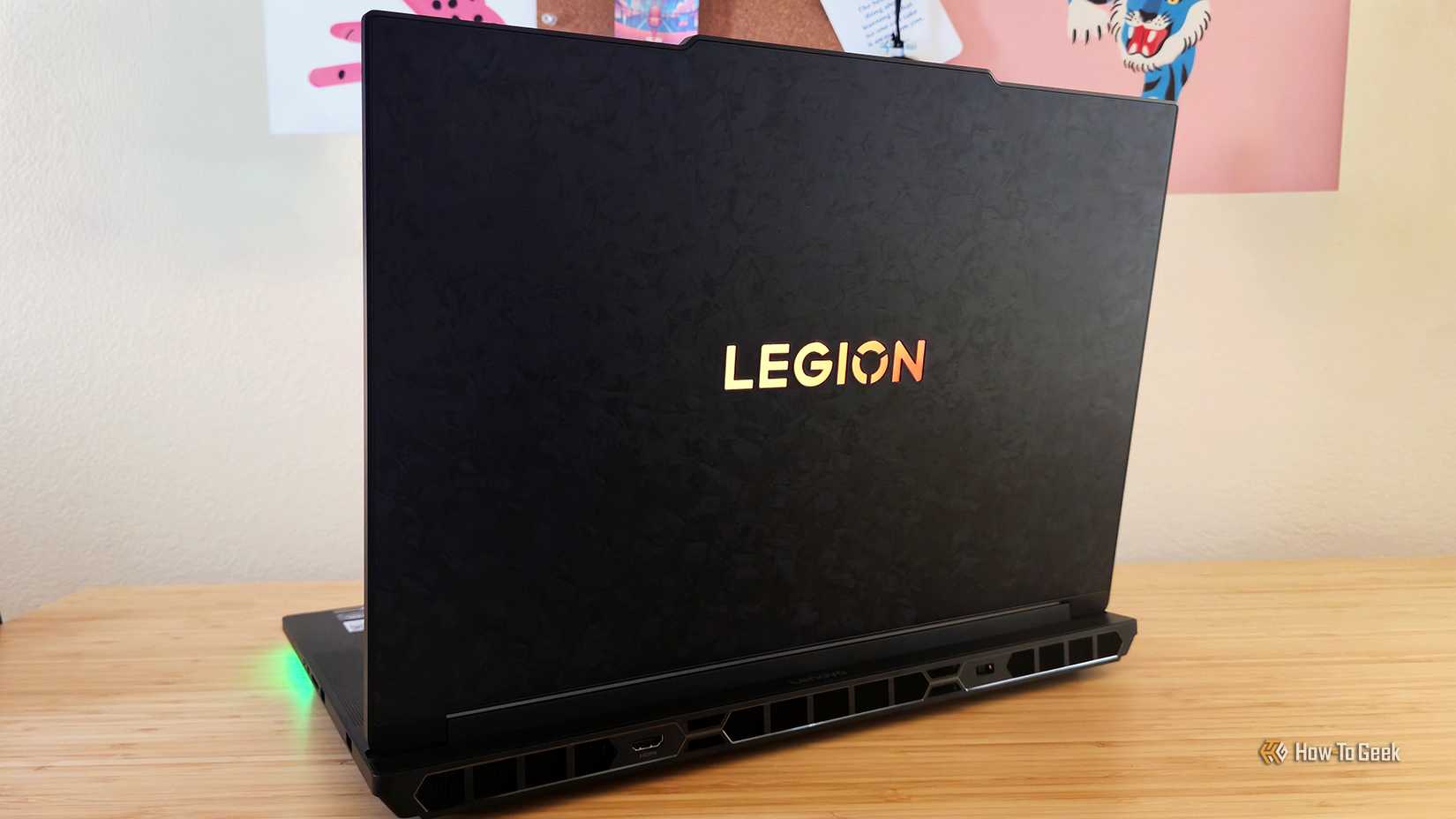 A parte traseira da tampa de fibra de carbono do laptop para jogos Lenovo Legion 9i Gen 10.