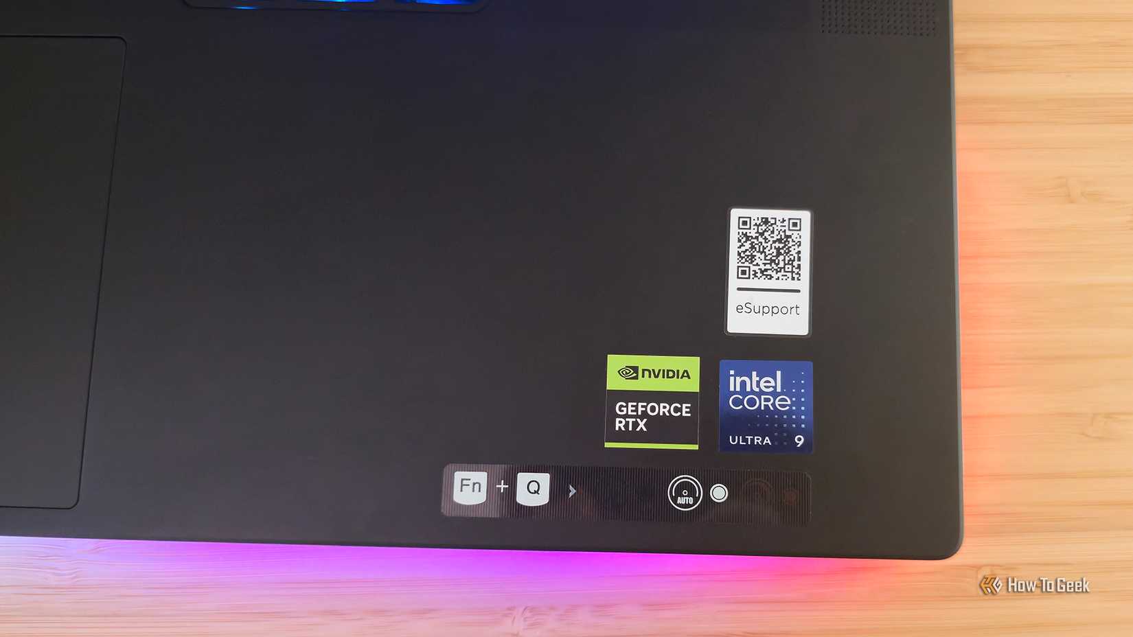 Os adesivos Intel e NVIDIA no laptop para jogos Lenovo Legion 9i Gen 10.