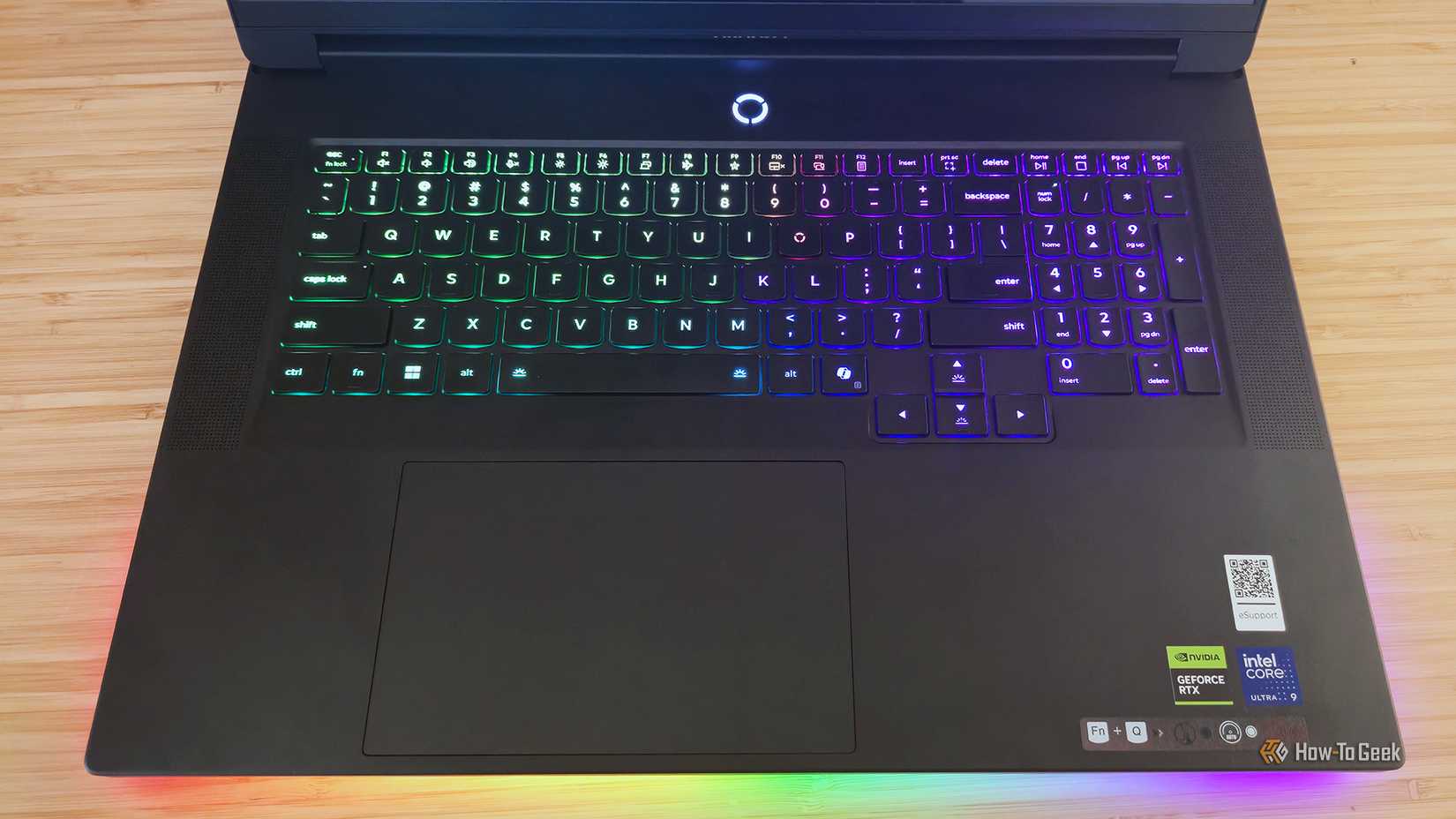 O teclado e o touchpad do laptop para jogos Lenovo Legion 9i Gen 10.