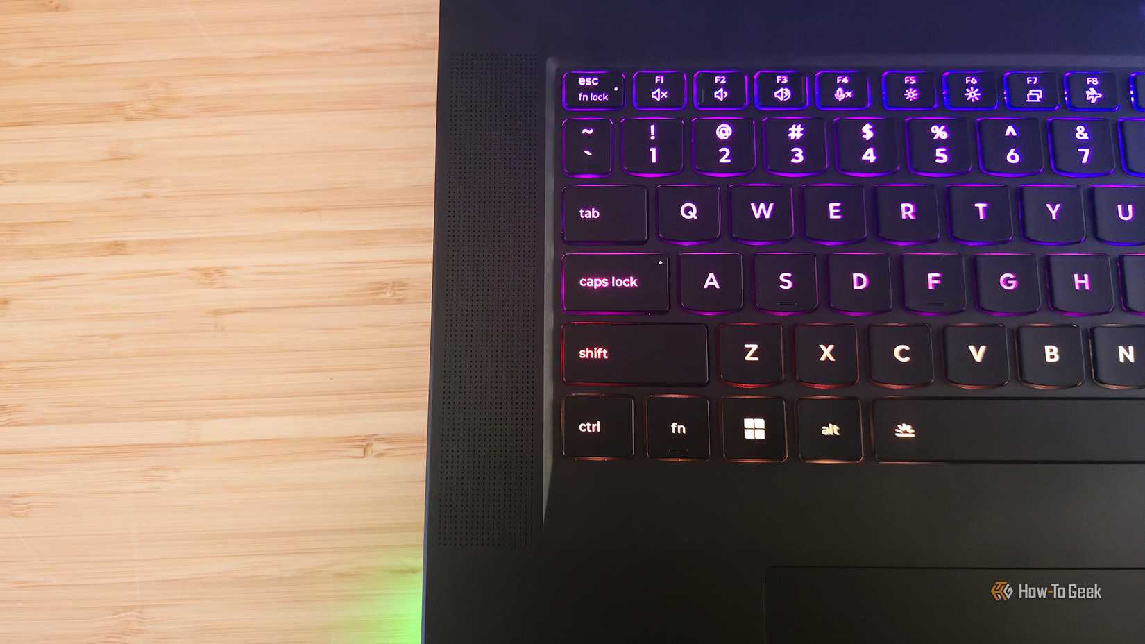 Alto-falantes do laptop para jogos Lenovo Legion 9i Gen 10 flanqueando o teclado.