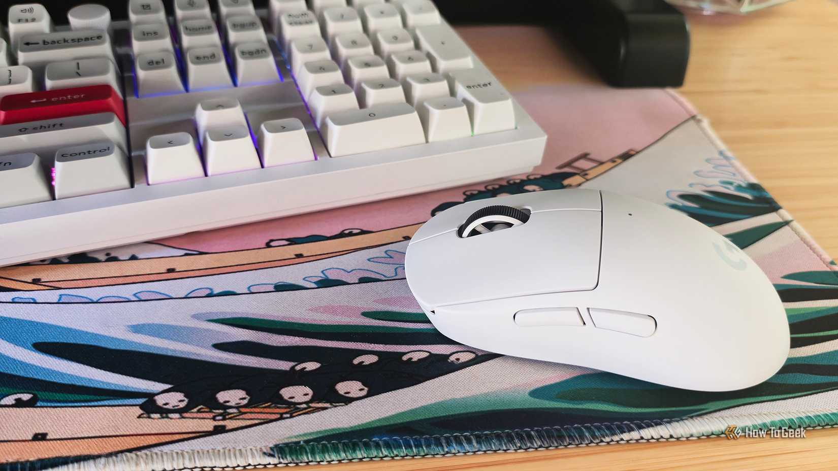 La souris de jeu Logitech G Pro x Superlight 2c sur un bureau.