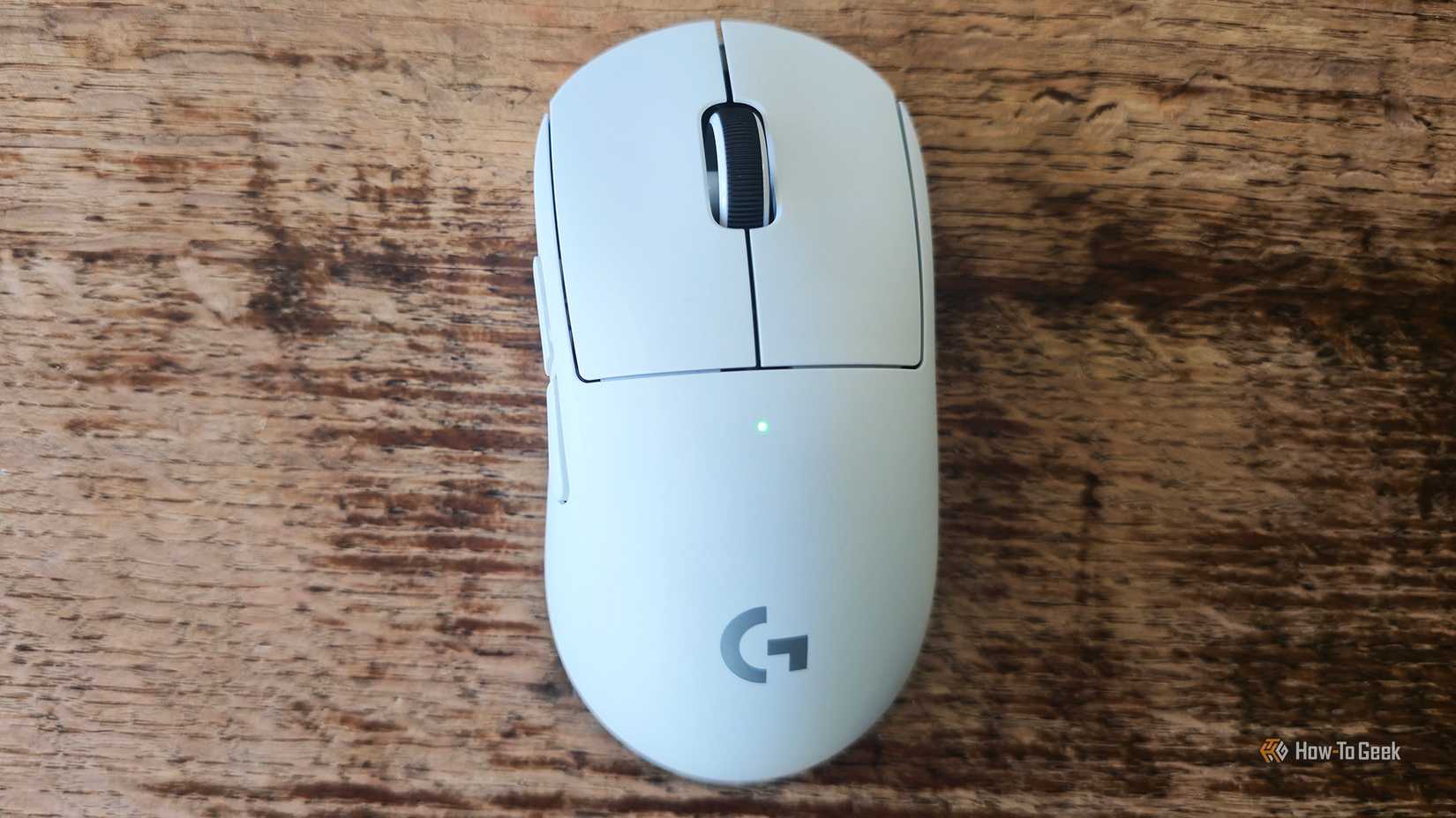 La souris de jeu Logitech G Pro x Superlight 2c sur une table.