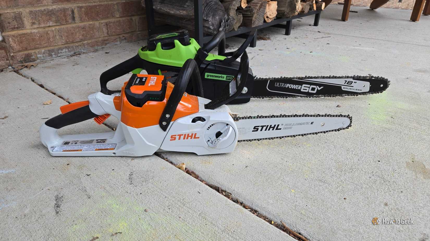 Motosierra Stihl de 12 pulgadas junto a una Greenworks de 18 pulgadas.