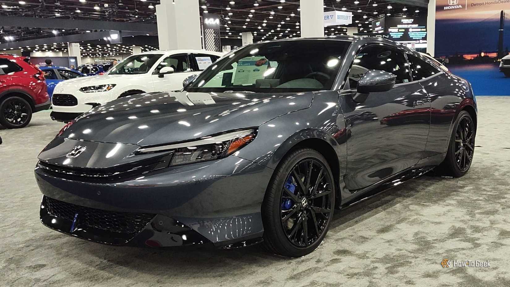 Plan statique 3/4 avant d'une Honda Prelude hybride 2026 grise.