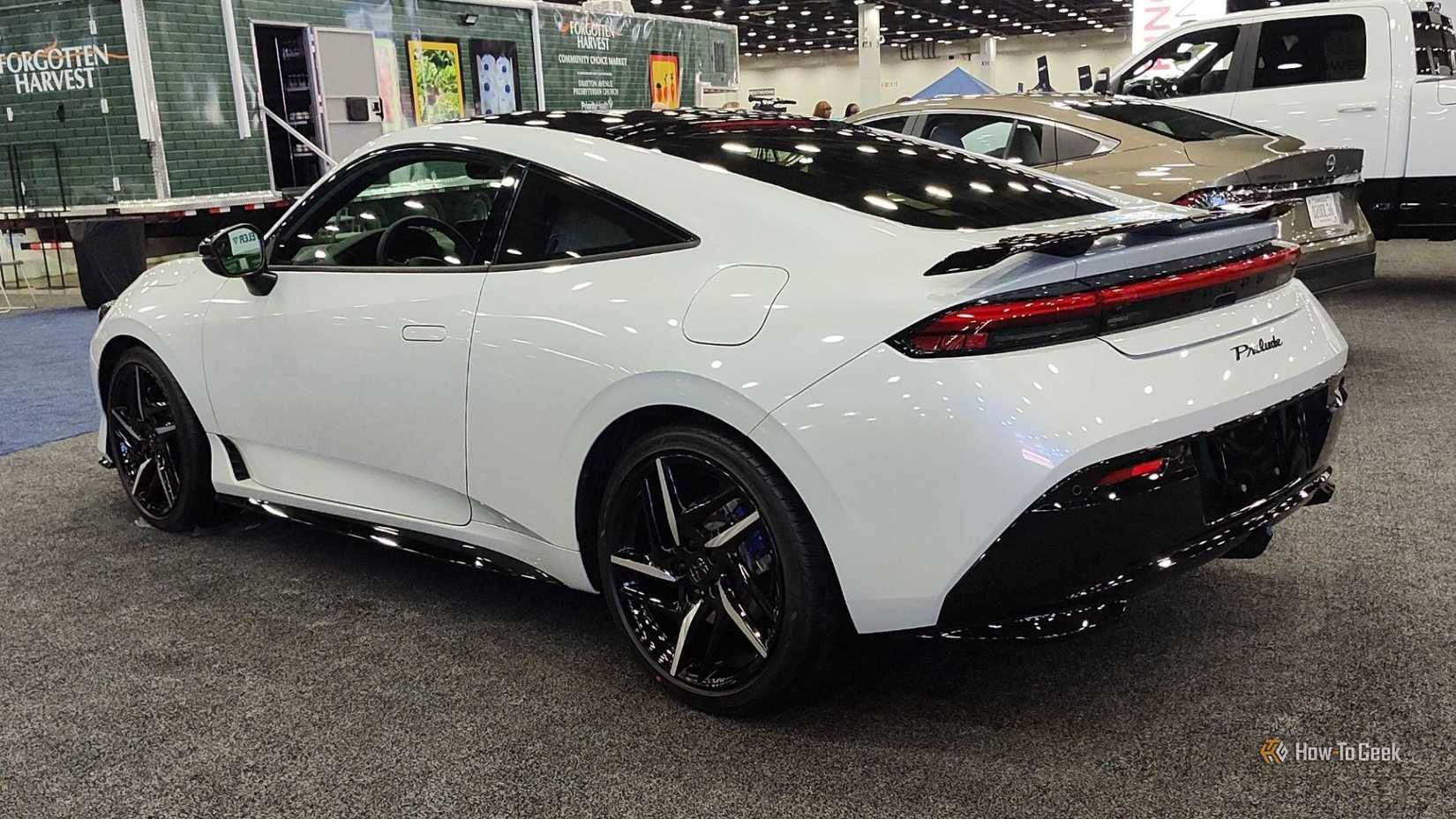 Plan 3/4 arrière statique d'une Honda Prelude hybride 2026 blanche.