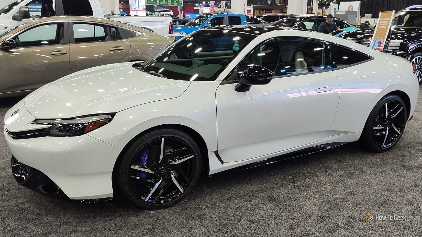 Photo de profil latérale statique d'une Honda Prelude hybride 2026 blanche.