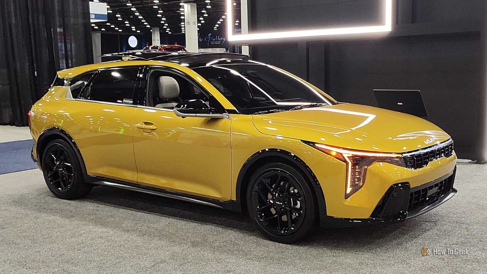 Plan statique 3/4 avant d'une Kia K4 à hayon 2026 jaune.