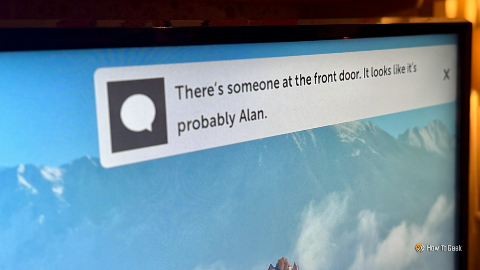 Una notificación en la pantalla de un televisor inteligente que indica que hay alguien en la puerta de entrada.
