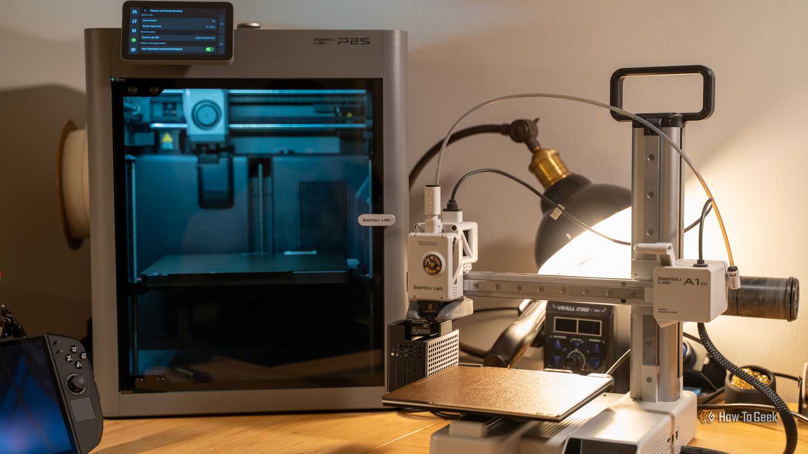 Bamboo Lab A1 ミニ 3D プリンターは、より大型の Bamboo Lab P2S 3D プリンターの隣にあります。