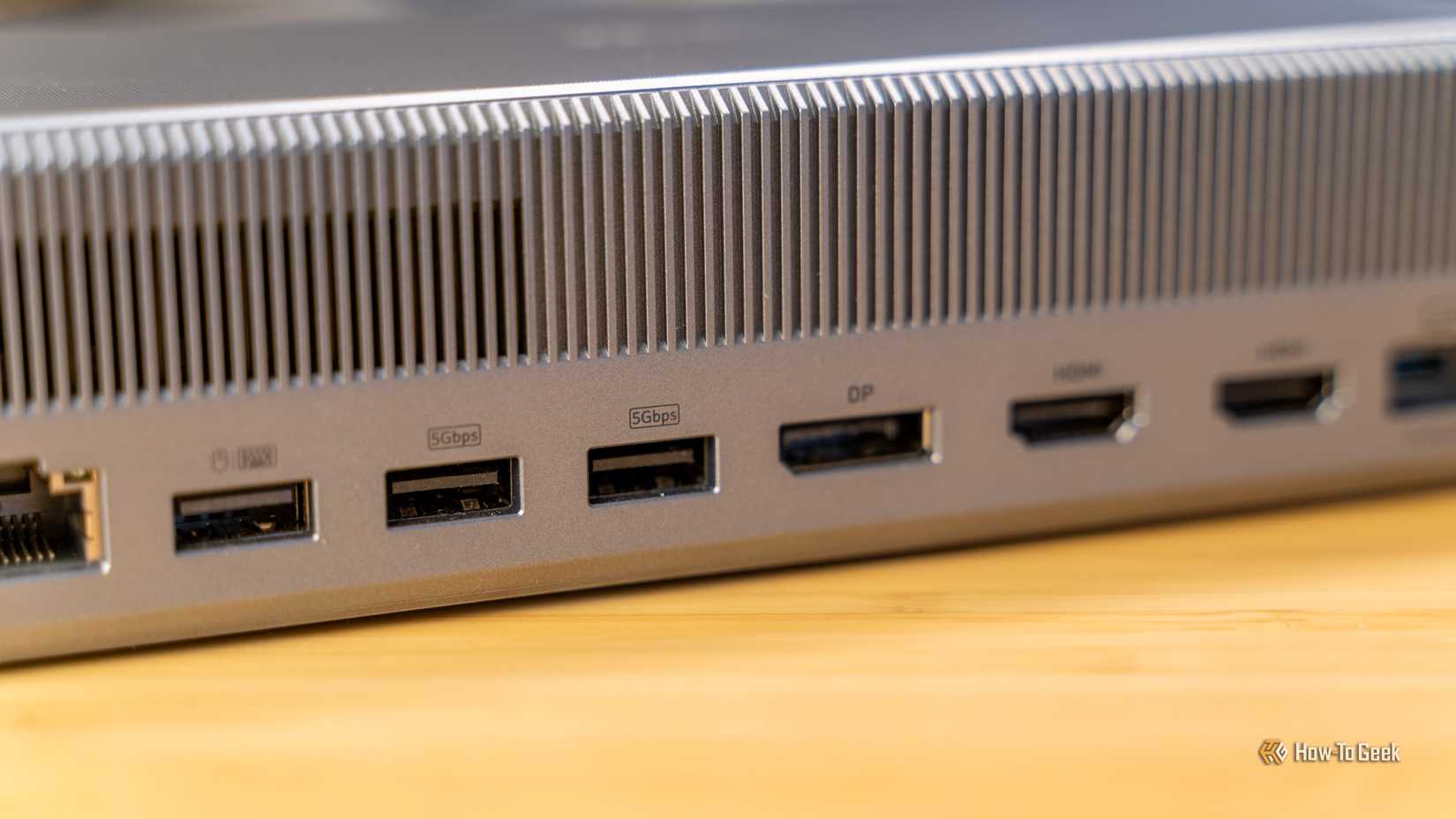 Опасный кабель USB-A — USB-A: почему его стоит использовать с осторожностью Задняя панель док-станции Anker Prime без портов USB-C