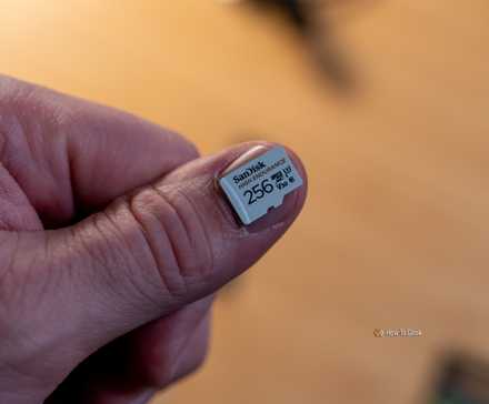 MicroSD-карта на ногте большого пальца.