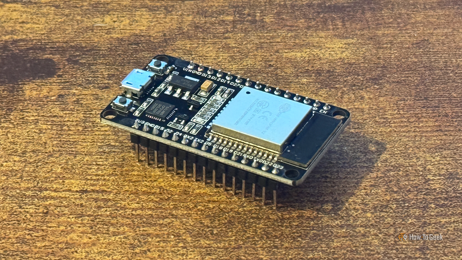 Микроконтроллер ESP32 Микроконтроллер ESP32 на рабочем столе