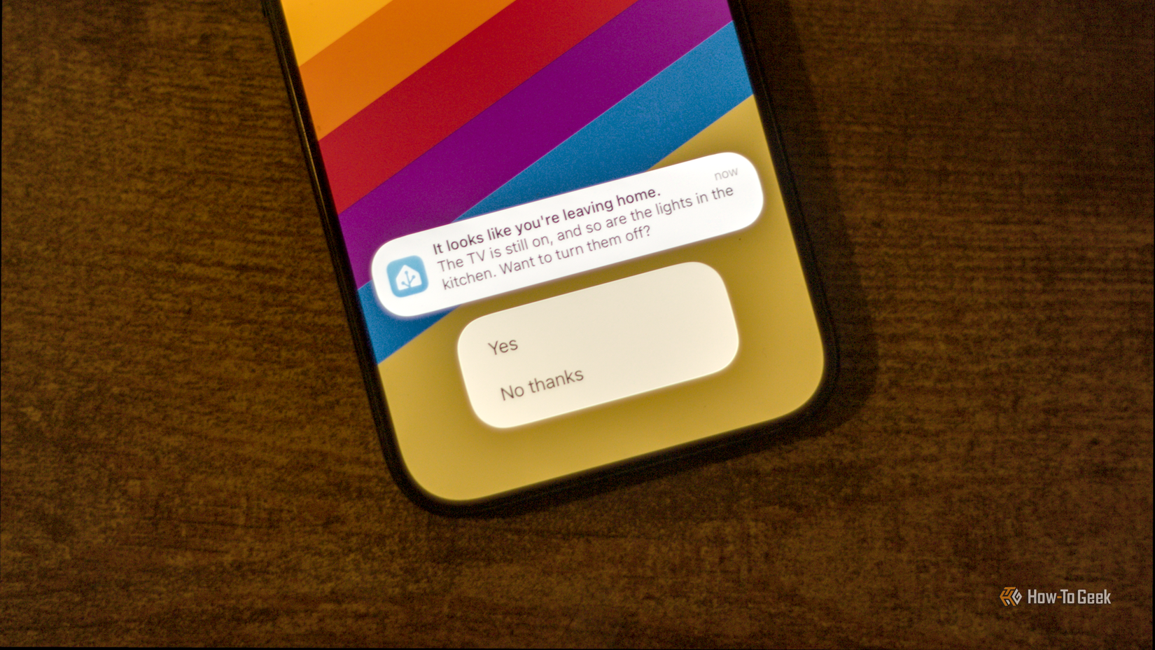 iPhone с уведомлением Home Assistant о включённых устройствах.