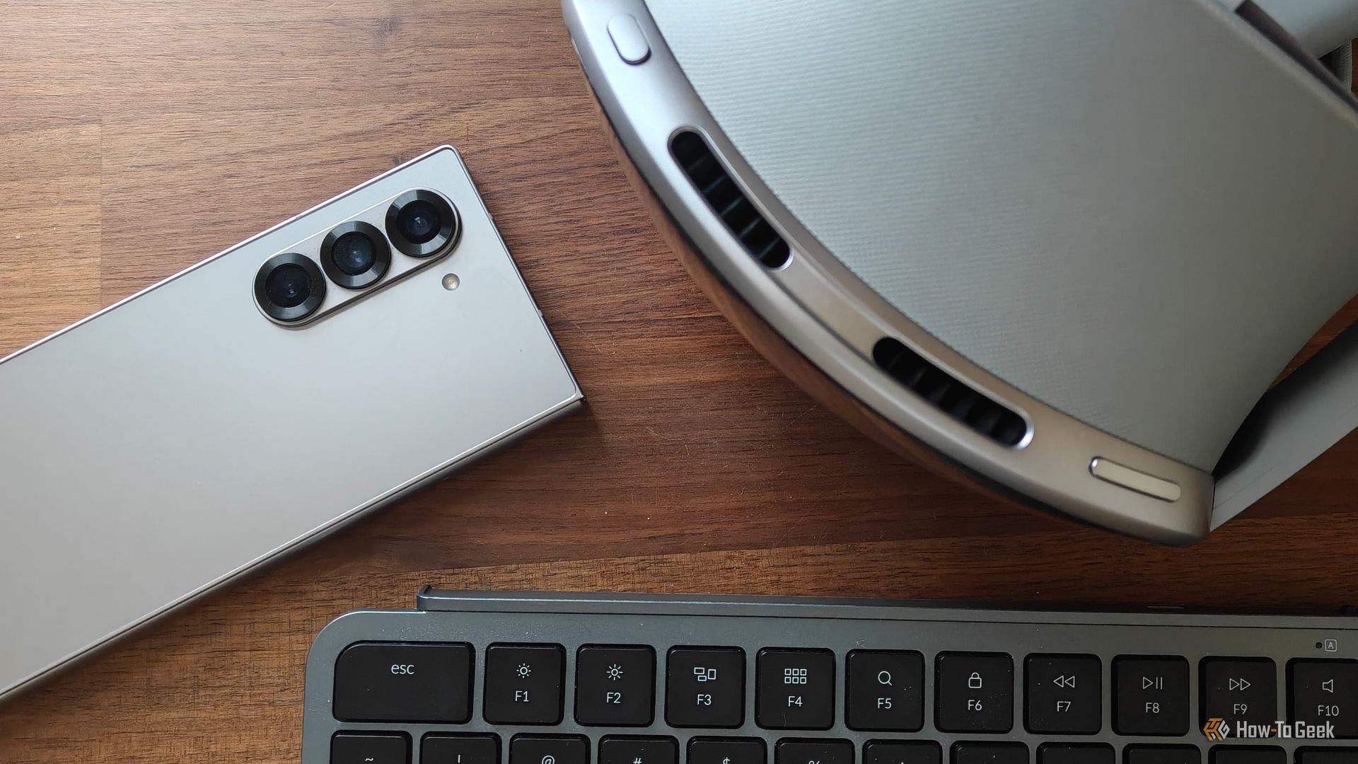 العمل بلا كمبيوتر: الهواتف المطوية والواقع الممتد بديل ثوري