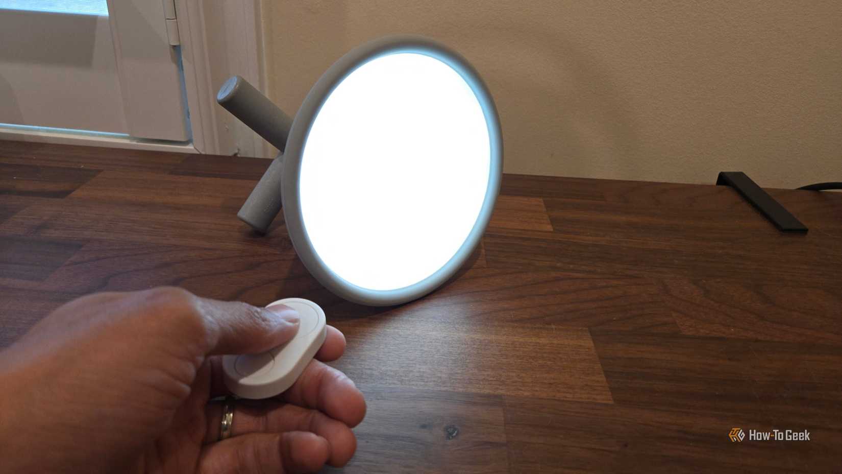 Flic Duo utilisé comme télécommande pour contrôler une lumière intelligente.